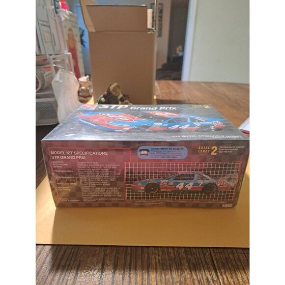Vintage AMT/Ertl 1993 44 STP Pontiac NASCAR Race Car Model Kit 1:25 Sealed 6892 - Picture 5 of 6